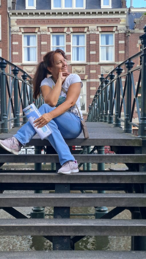Amsterdam, mostić, kanal i cveće